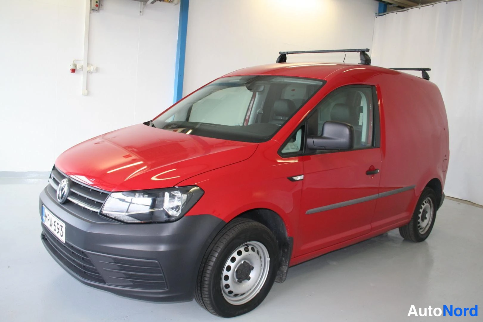 Punainen Volkswagen Caddy 2017, etuviisto, keula vasemmalle, kuva 2