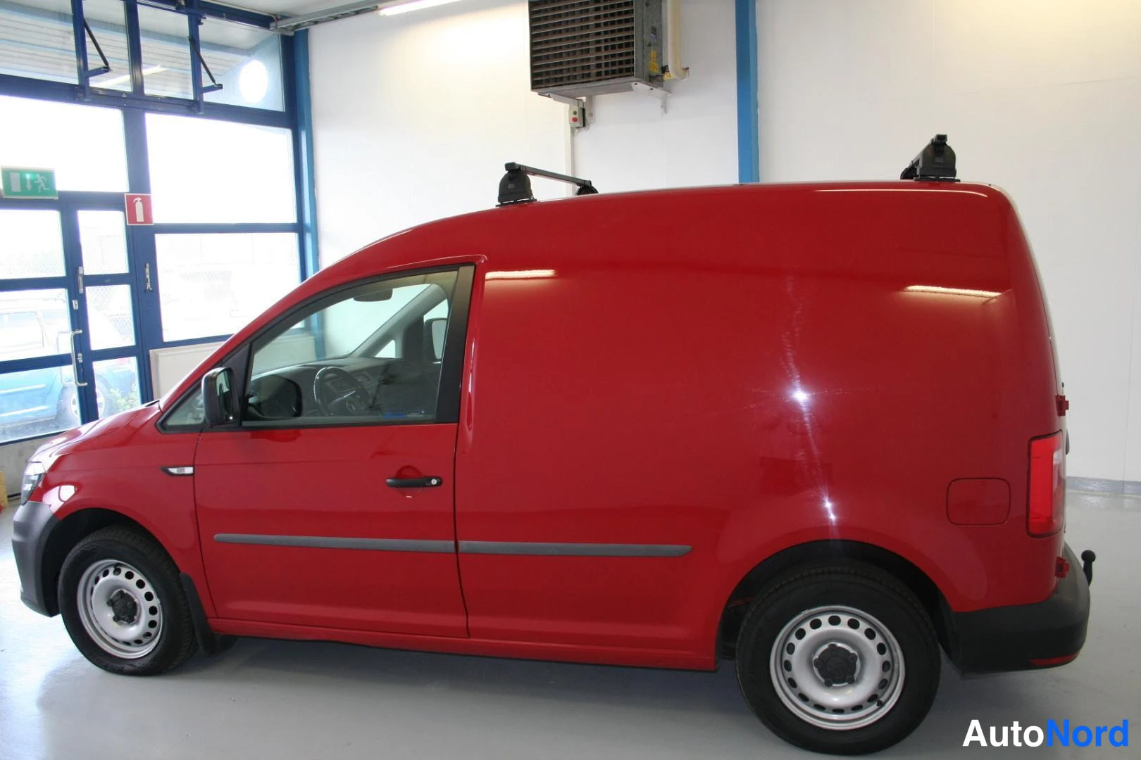 Punainen Volkswagen Caddy 2017, takaviisto, kuva 8