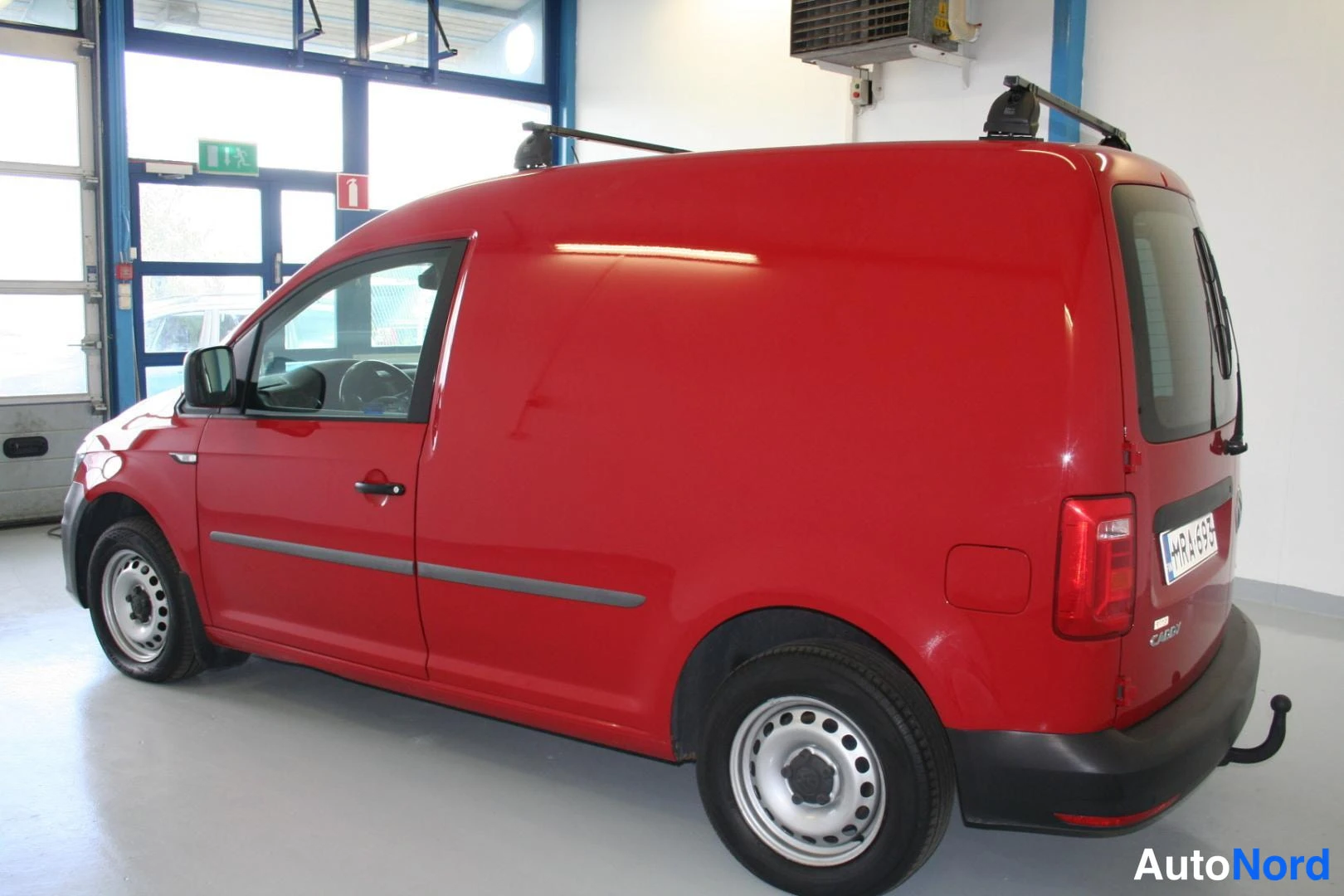 Punainen Volkswagen Caddy 2017, takaviisto, kuva 9