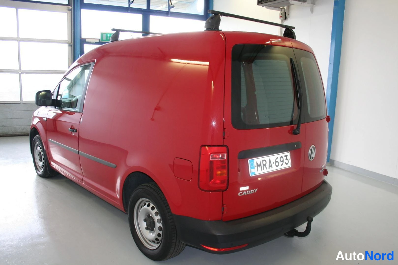 Punainen Volkswagen Caddy 2017, takaviisto, kuva 10