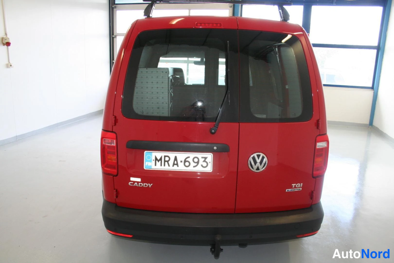 Punainen Volkswagen Caddy 2017, takaa, kuva 14