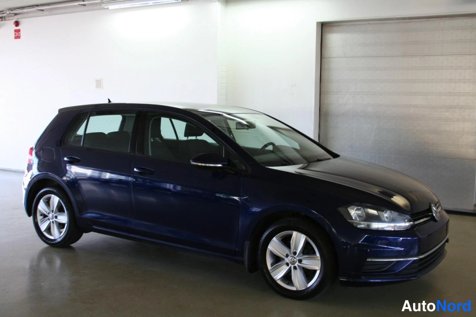 Sininen Volkswagen Golf 2018, etuviisto, keula oikealle, kuva 2