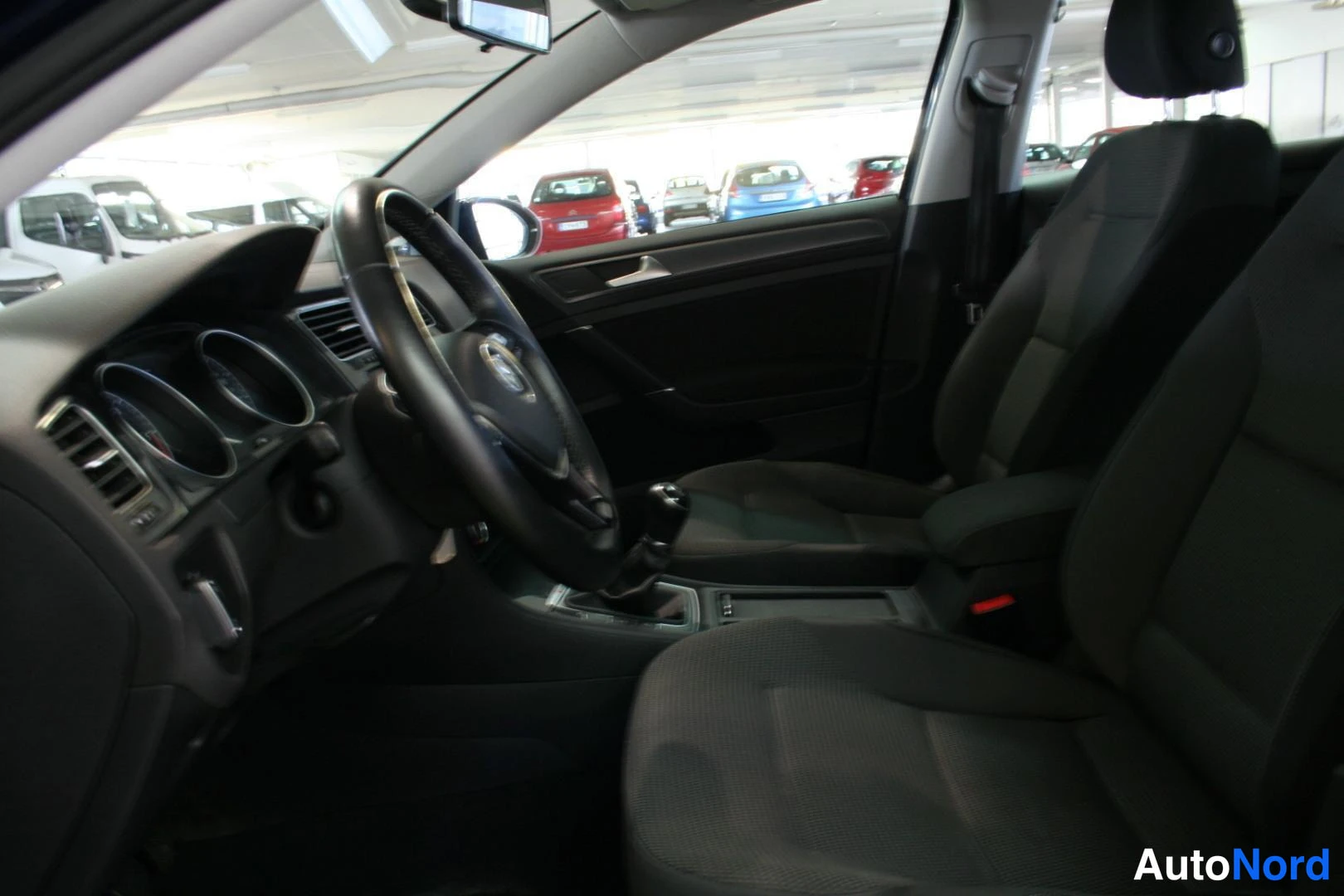 Sininen Volkswagen Golf 2018, ohjaamo, kuva 8