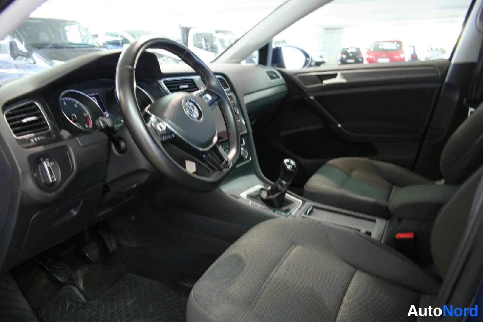 Sininen Volkswagen Golf 2018, ohjaamo, kuva 9