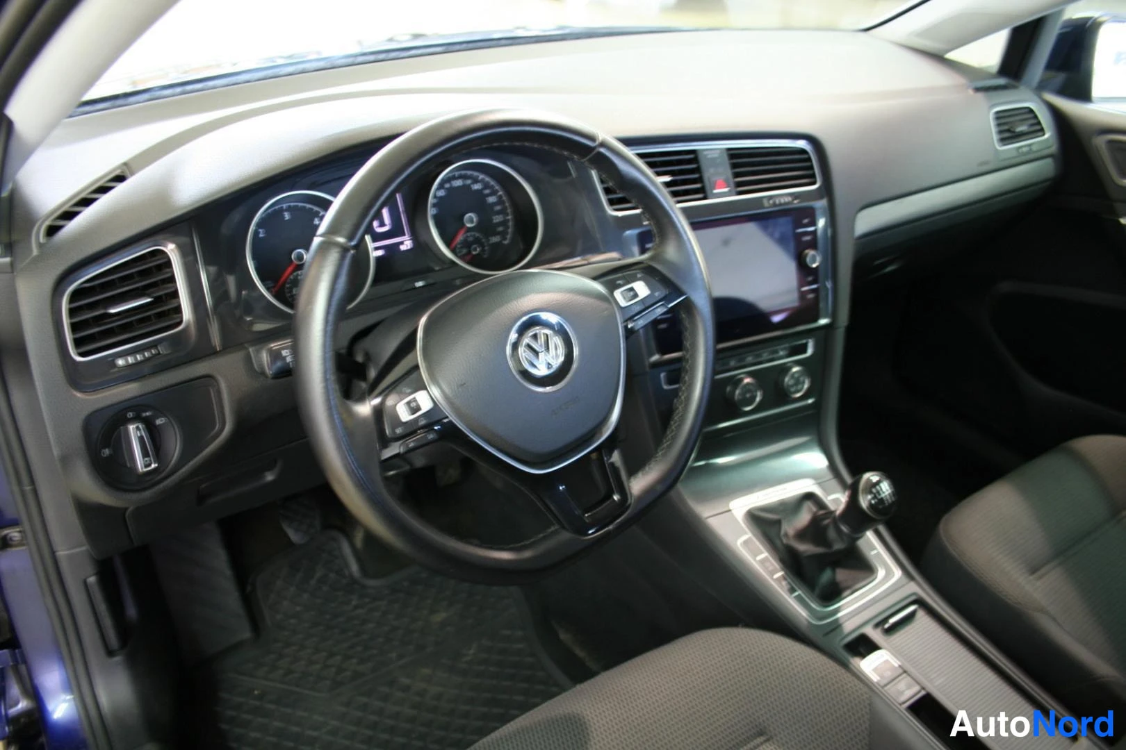 Sininen Volkswagen Golf 2018, ohjaamo, kuva 10