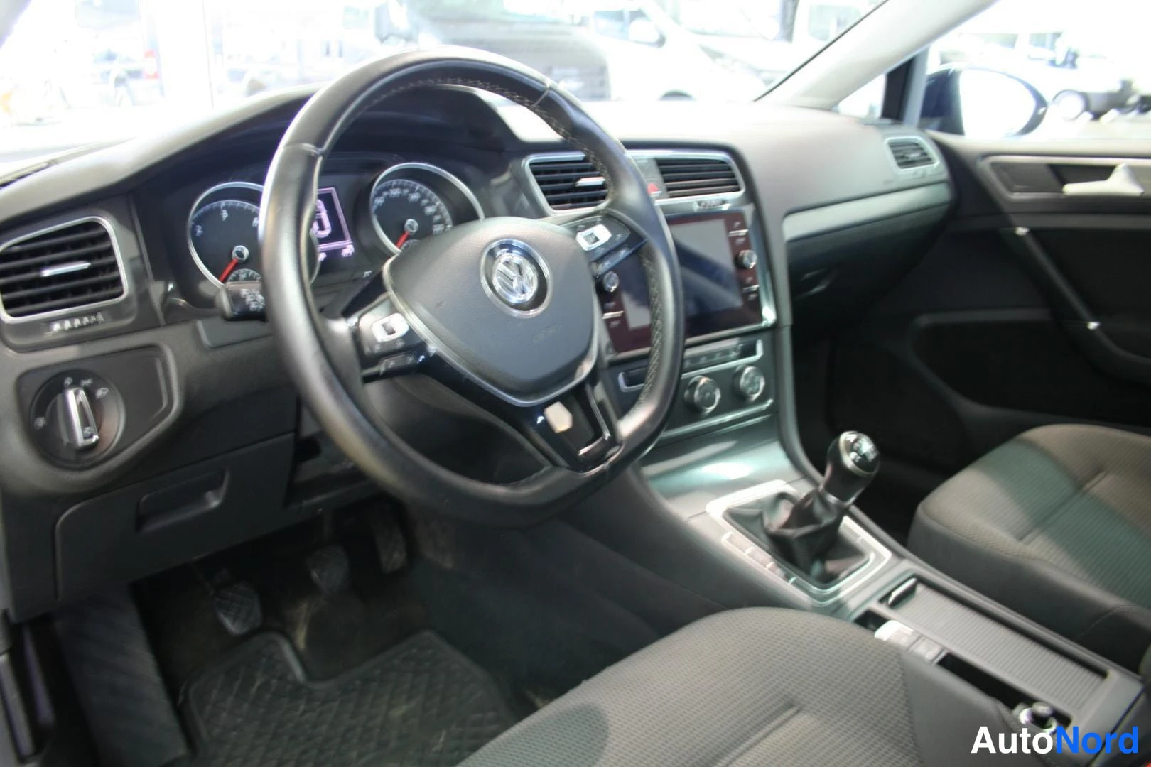 Sininen Volkswagen Golf 2018, ohjaamo, kuva 11