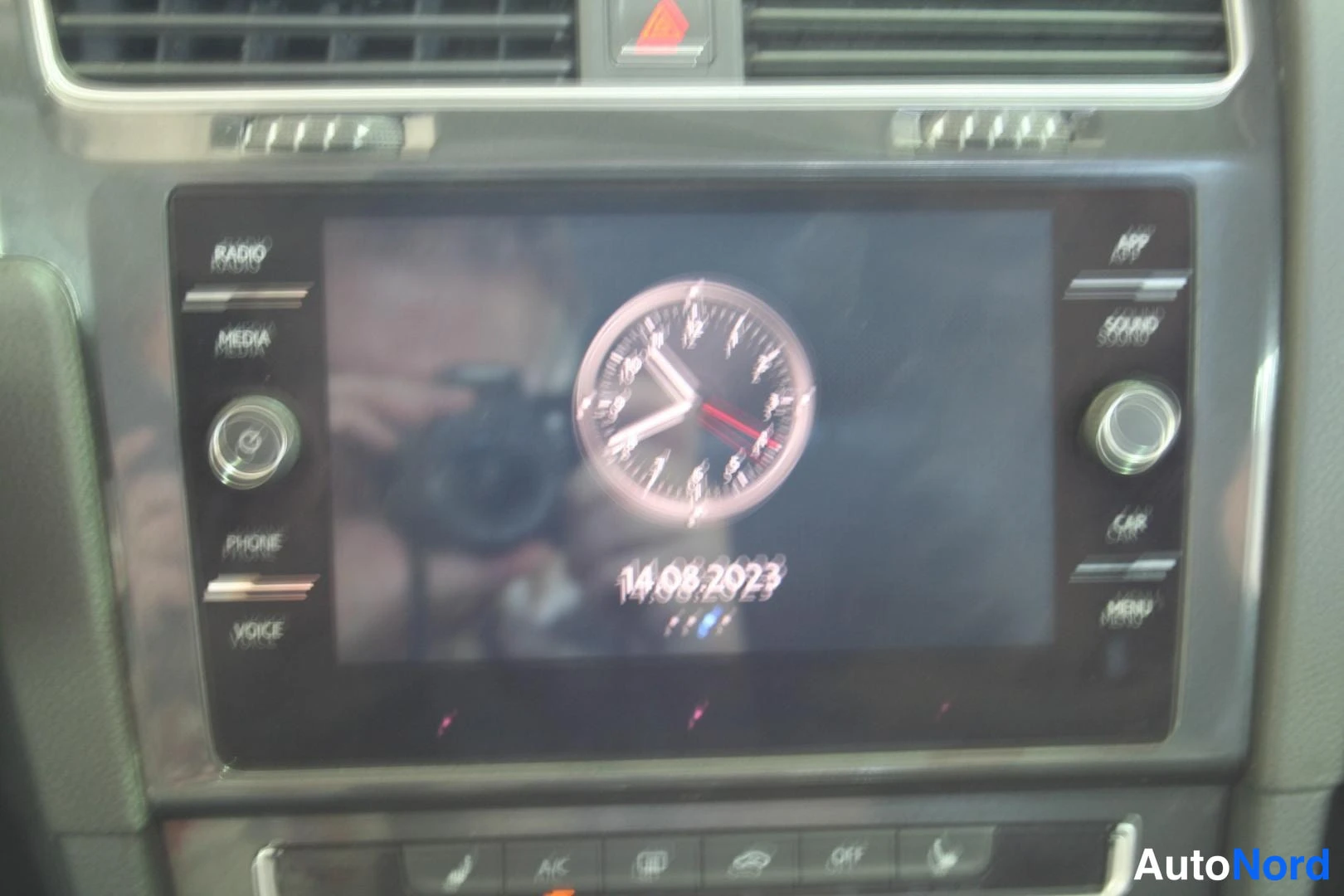 Sininen Volkswagen Golf 2018, yksityiskohta, kuva 26