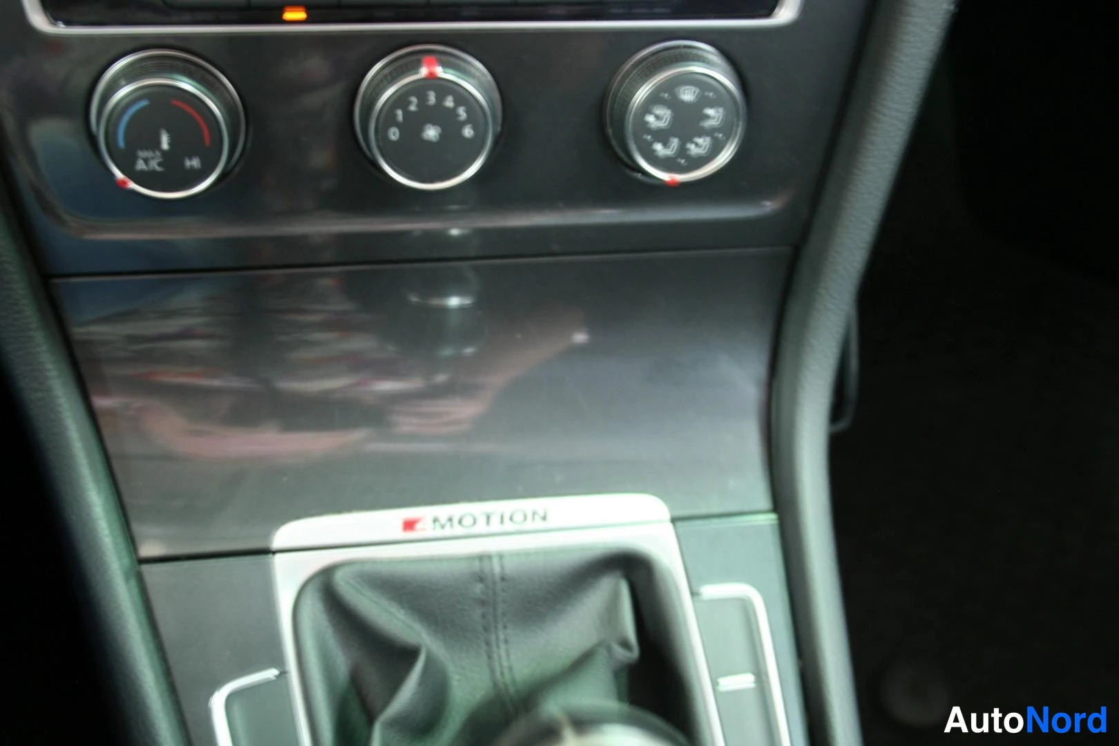 Sininen Volkswagen Golf 2018, yksityiskohta, kuva 25