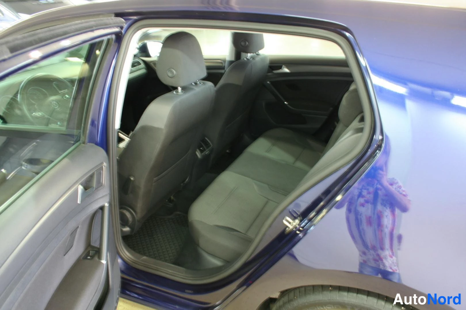 Sininen Volkswagen Golf 2018, takaistuimet, kuva 18