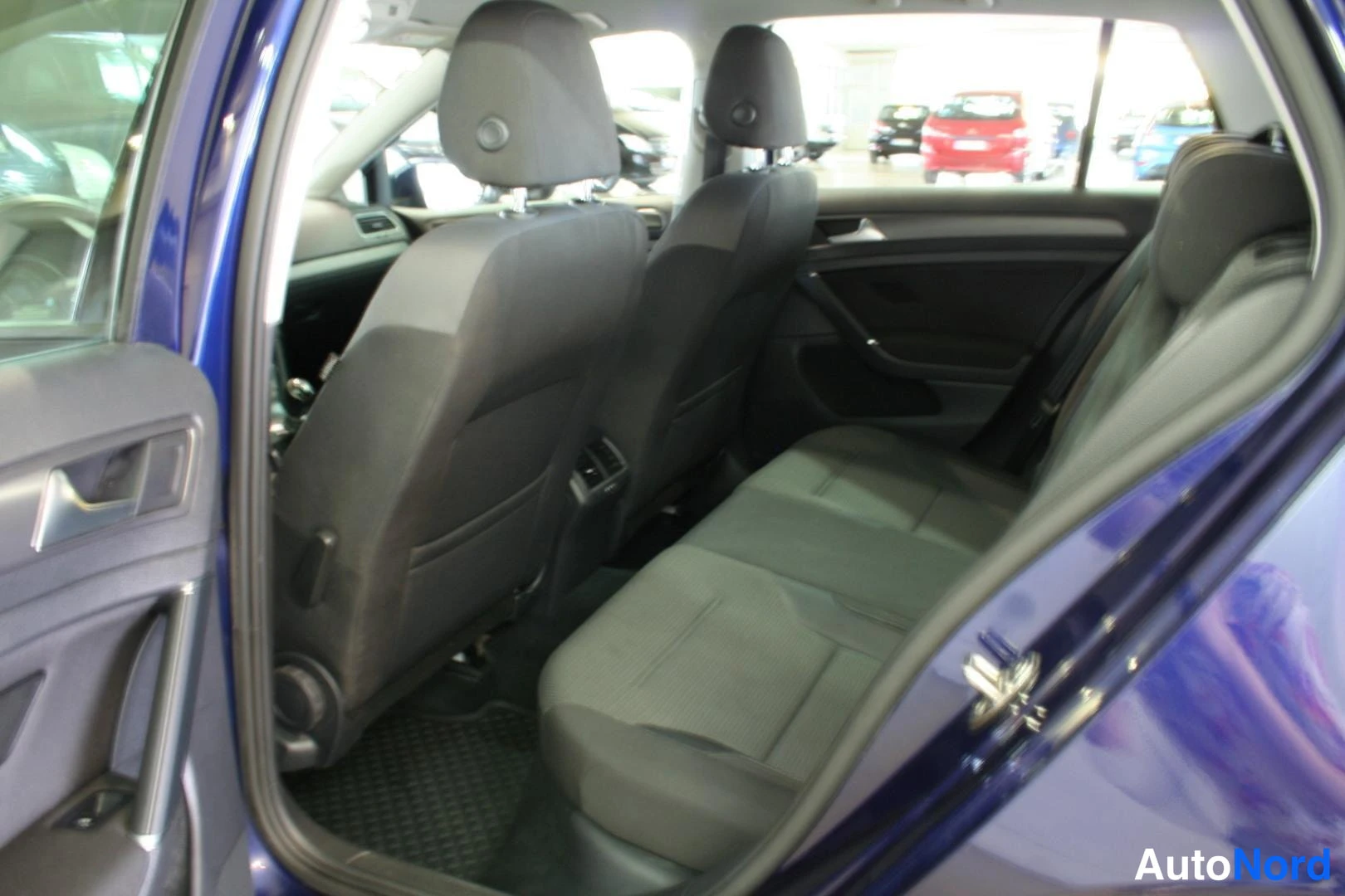 Sininen Volkswagen Golf 2018, takaistuimet, kuva 19