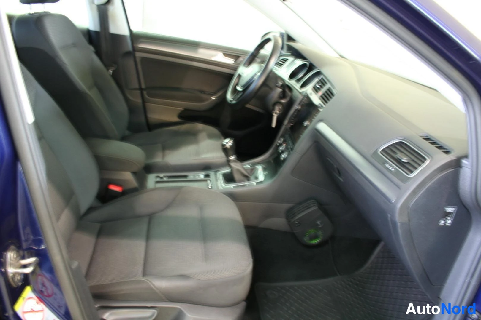 Sininen Volkswagen Golf 2018, etuistuimet, kuva 16
