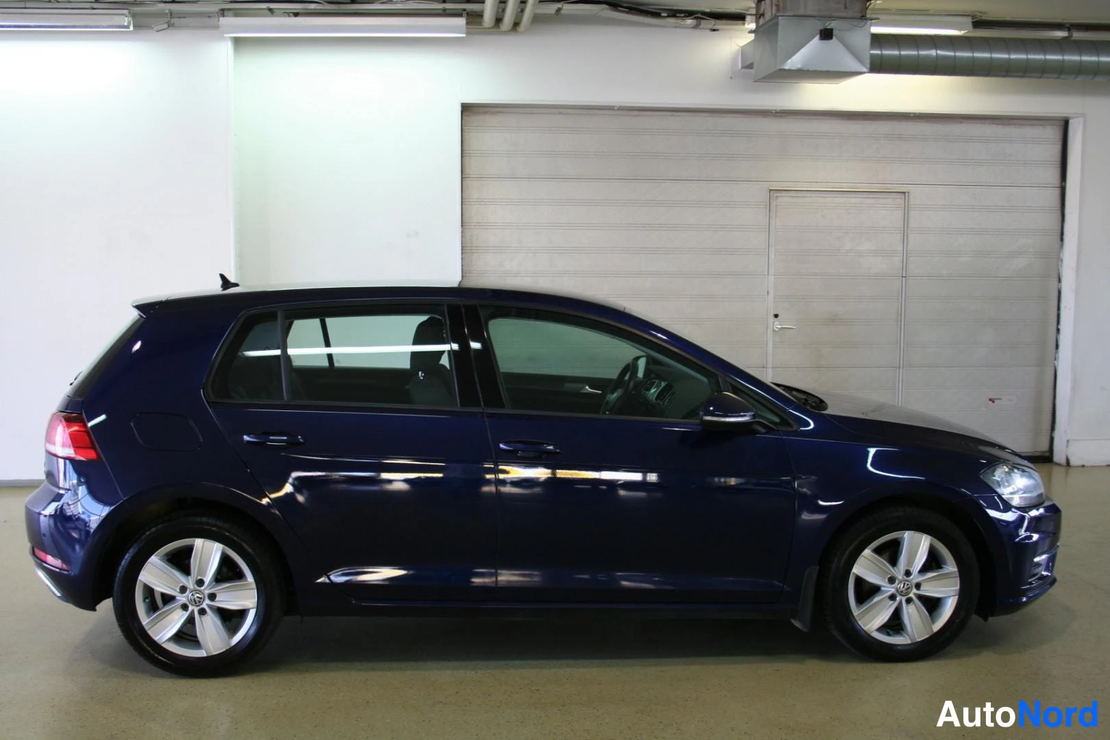 Sininen Volkswagen Golf 2018, sivulta, kuva 3