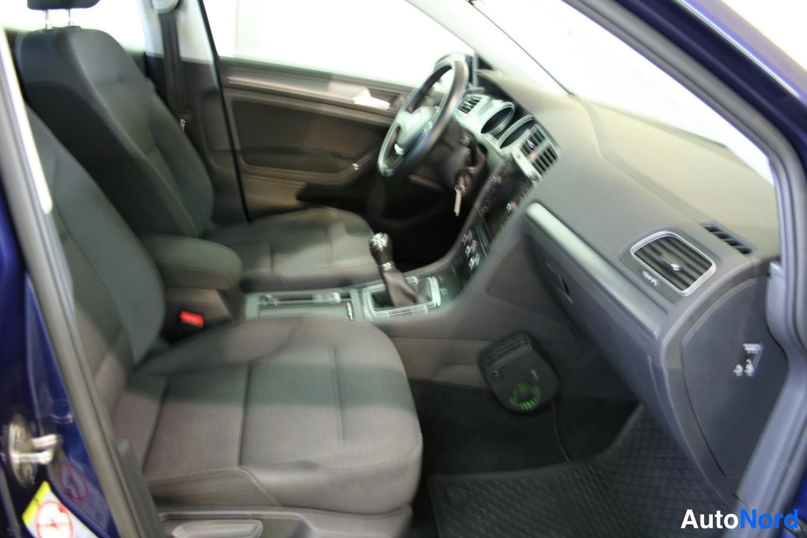 Sininen Volkswagen Golf 2018, ohjaamo, kuva 12