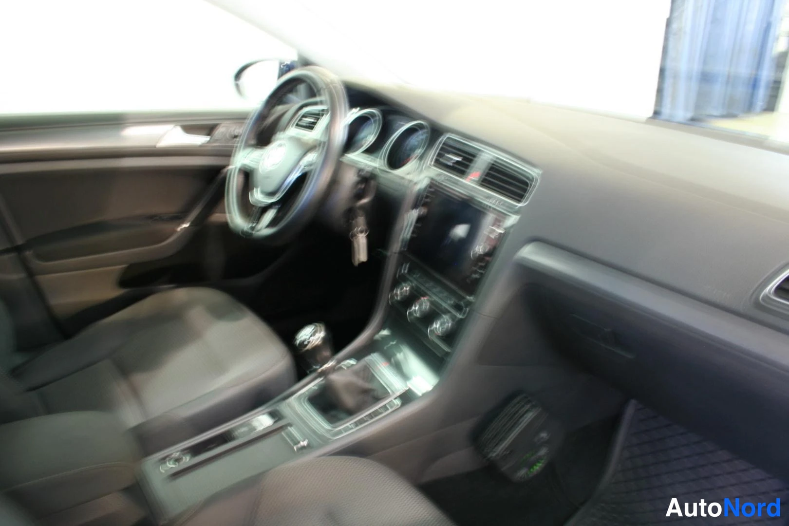 Sininen Volkswagen Golf 2018, ohjaamo, kuva 15
