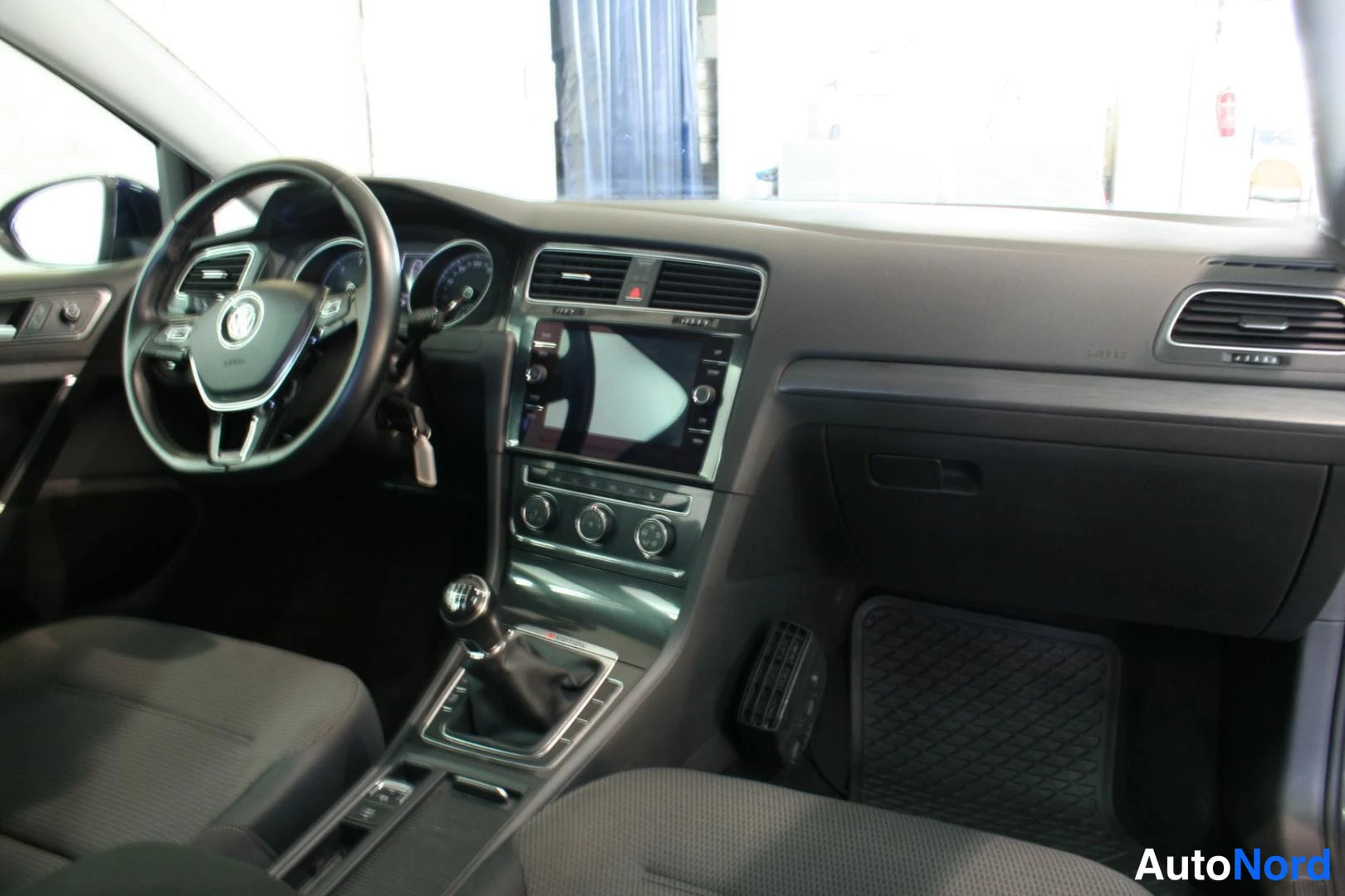 Sininen Volkswagen Golf 2018, ohjaamo, kuva 13