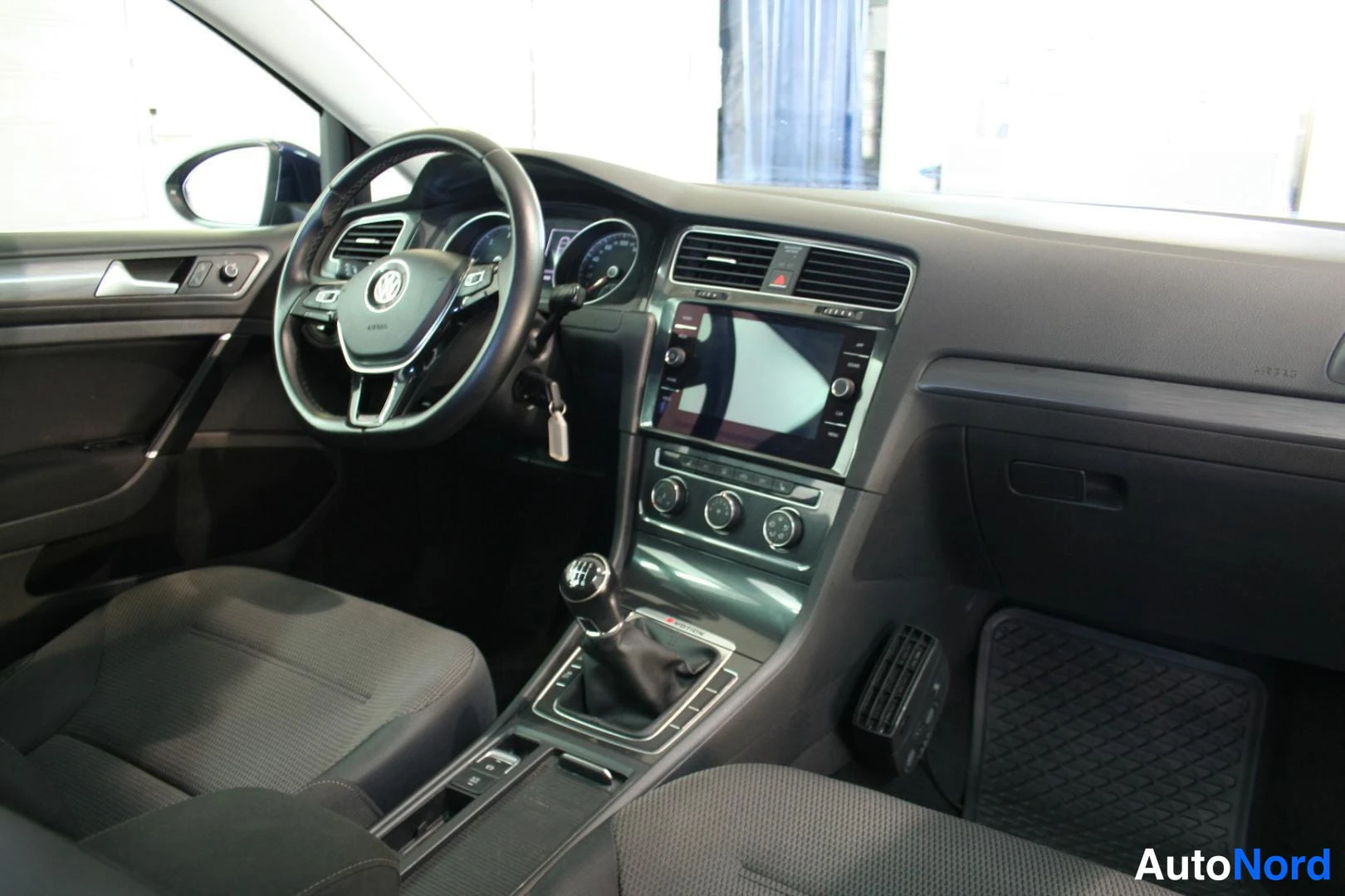 Sininen Volkswagen Golf 2018, ohjaamo, kuva 14