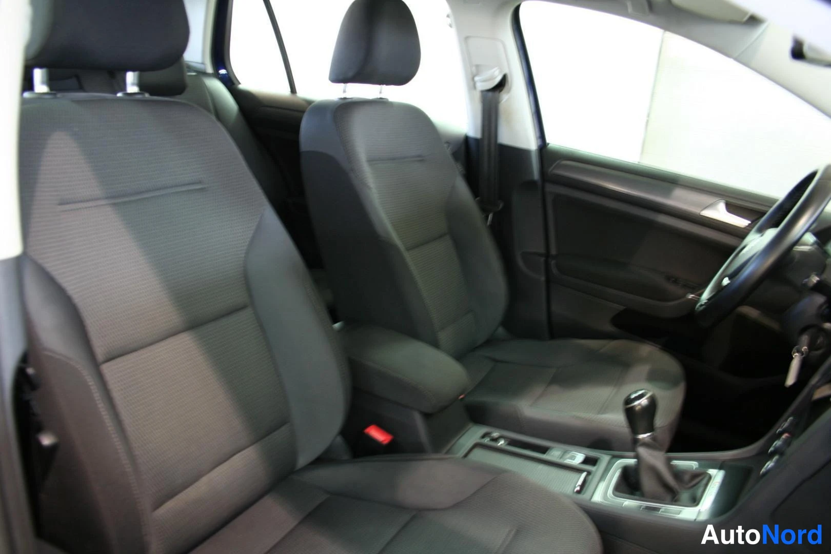 Sininen Volkswagen Golf 2018, etuistuimet, kuva 17