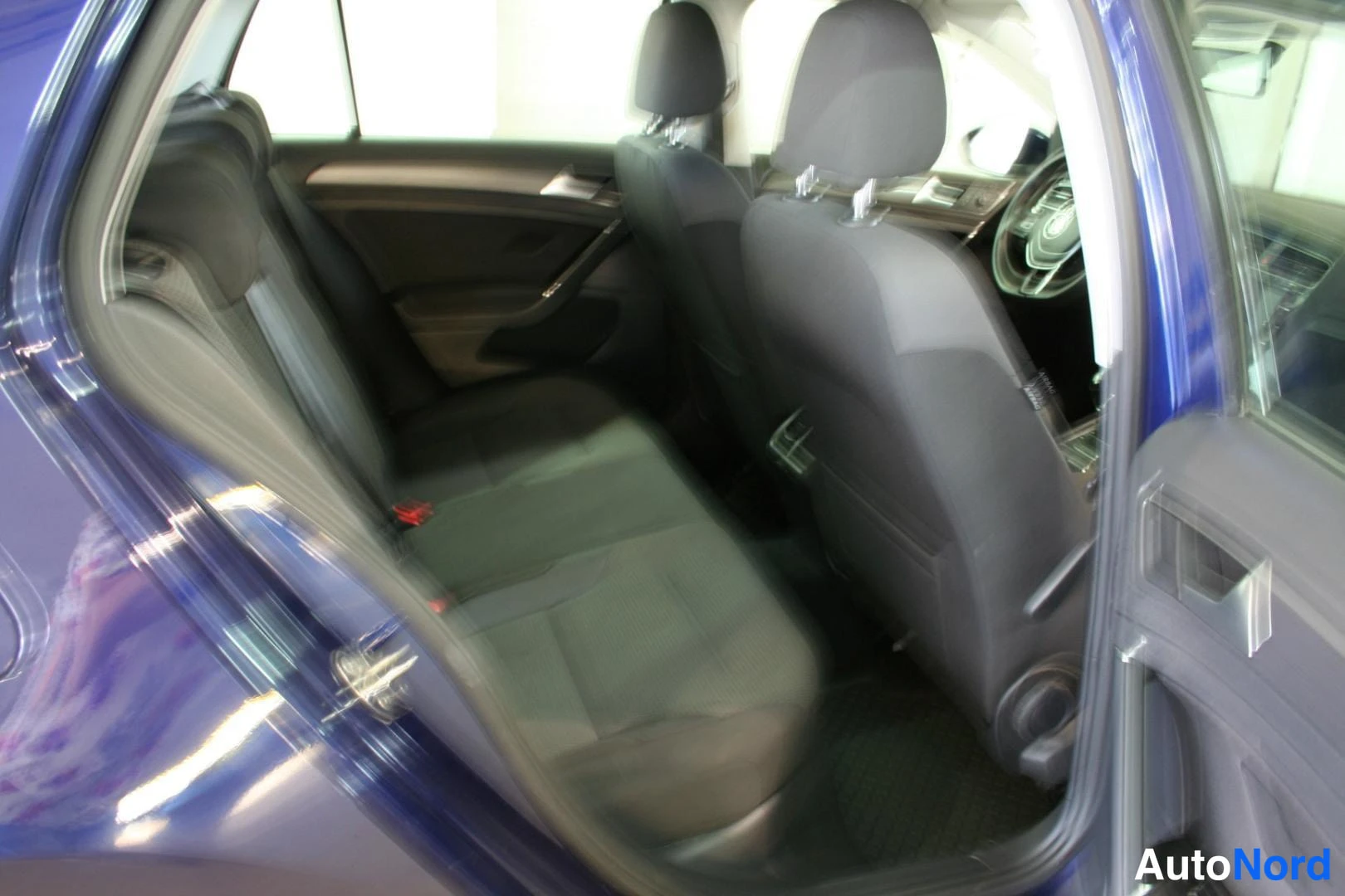 Sininen Volkswagen Golf 2018, takaistuimet, kuva 20