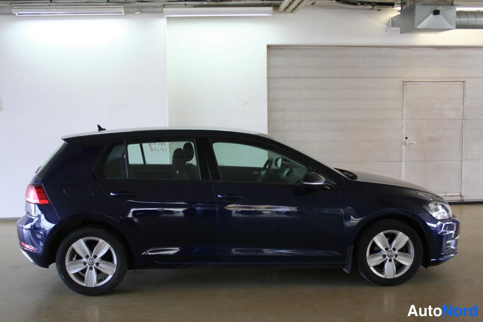 Sininen Volkswagen Golf 2018, sivulta, kuva 4
