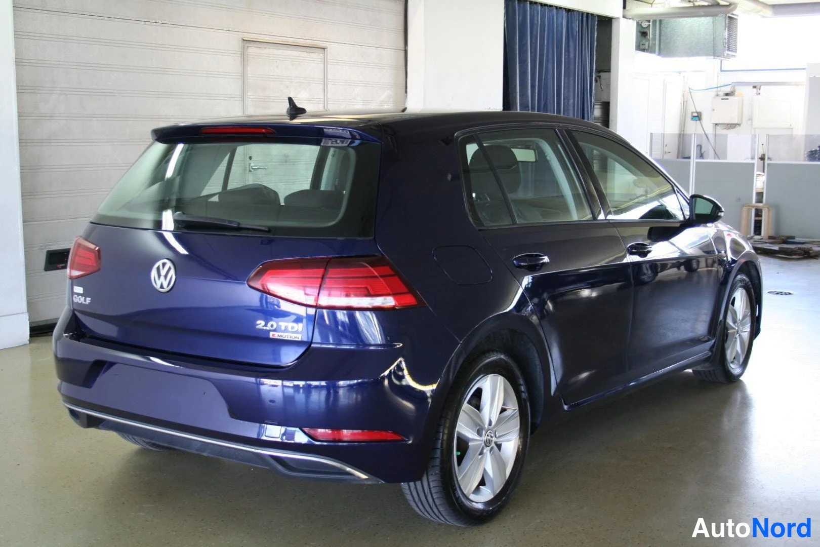 Sininen Volkswagen Golf 2018, takaviisto, kuva 5