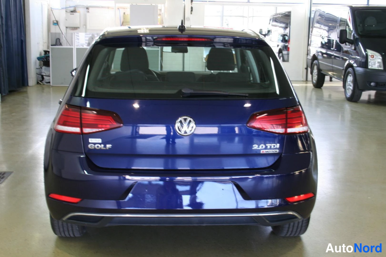 Sininen Volkswagen Golf 2018, takaa, kuva 6