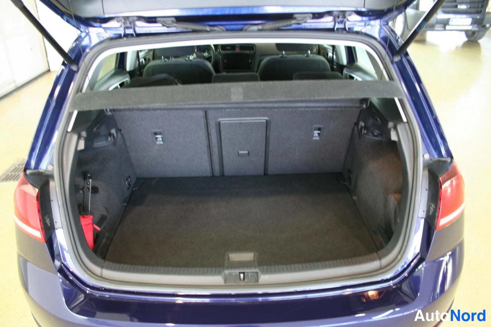 Sininen Volkswagen Golf 2018, tavaratila, kuva 22