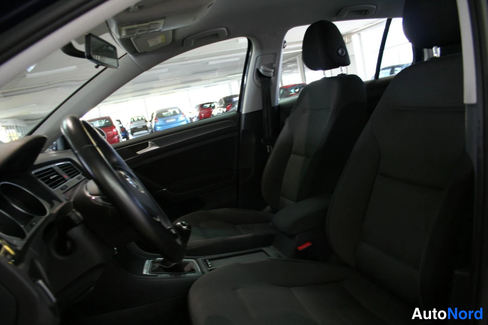 Sininen Volkswagen Golf 2018, ohjaamo, kuva 7