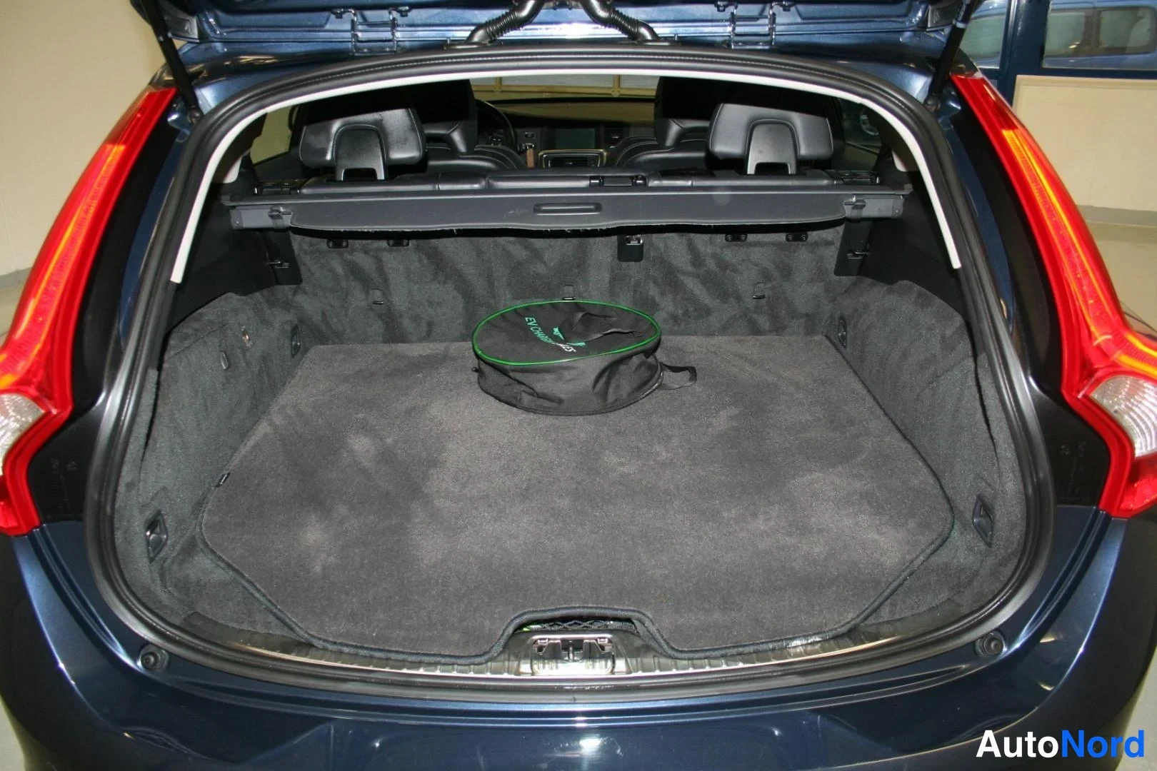 Blå Volvo V60 2013, bagageutrymme, bild 16