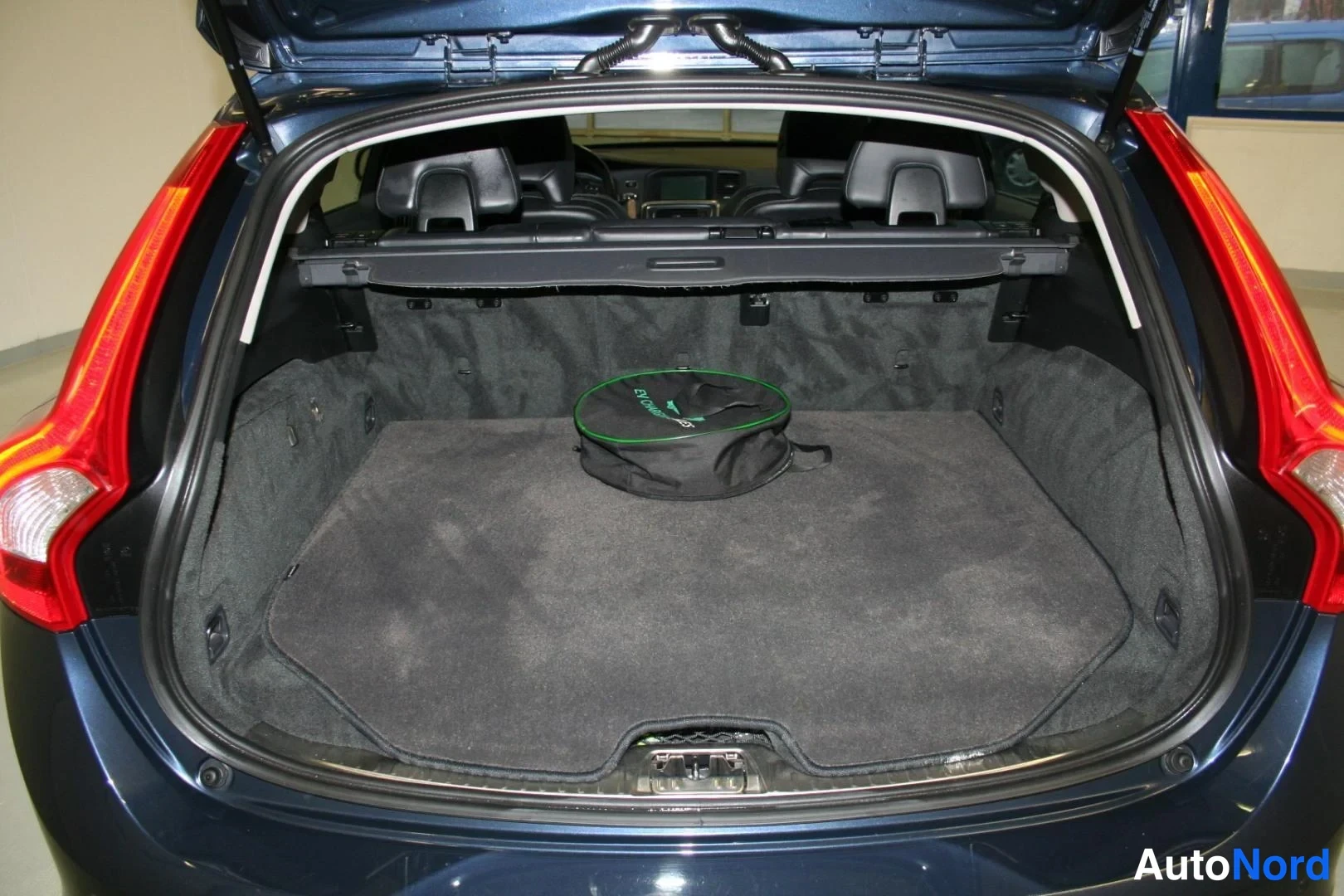 Blå Volvo V60 2013, bagageutrymme, bild 17