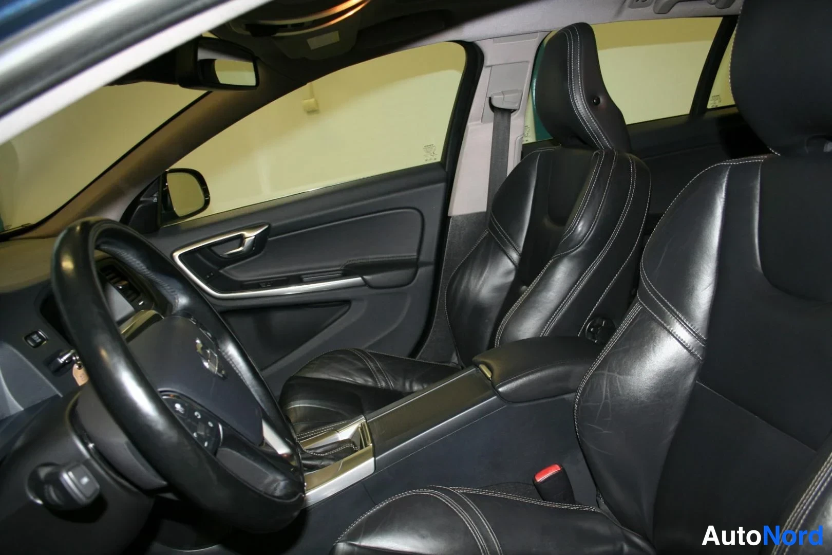 Blå Volvo V60 2013, förarplats, bild 11