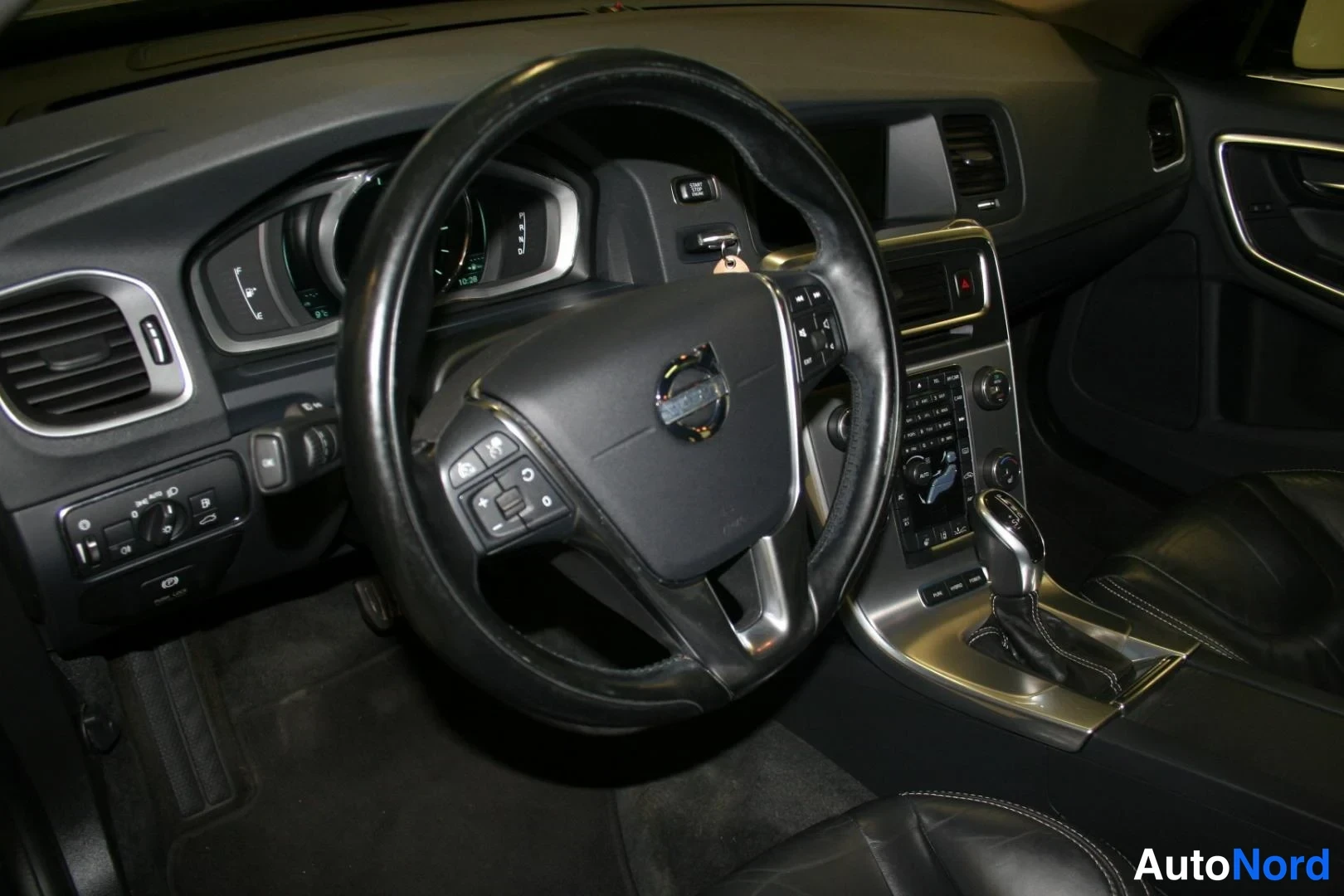 Blå Volvo V60 2013, förarplats, bild 12