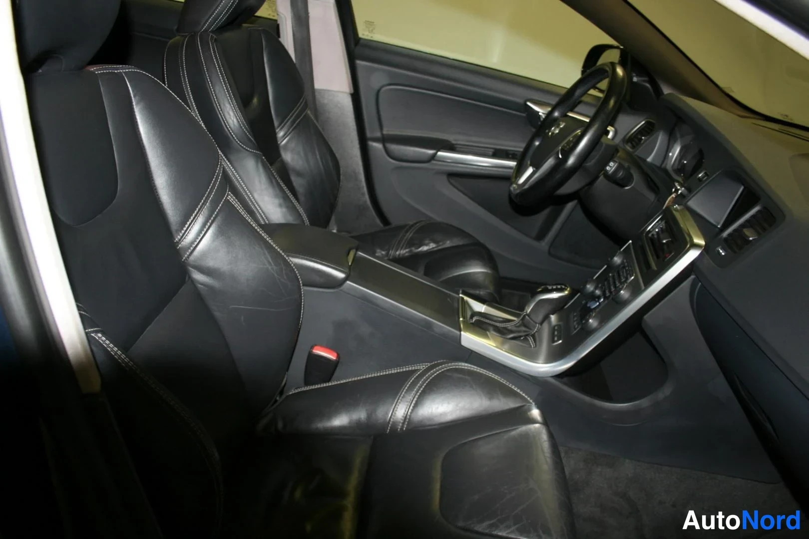 Blå Volvo V60 2013, framsäten, bild 15