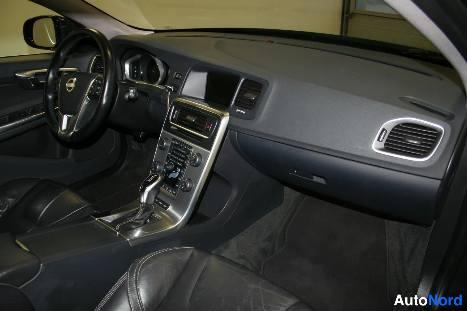 Blå Volvo V60 2013, förarplats, bild 13