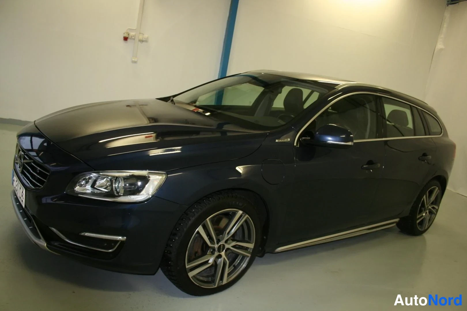 Blå Volvo V60 2013, snett framifrån, fronten åt vänster, bild 2