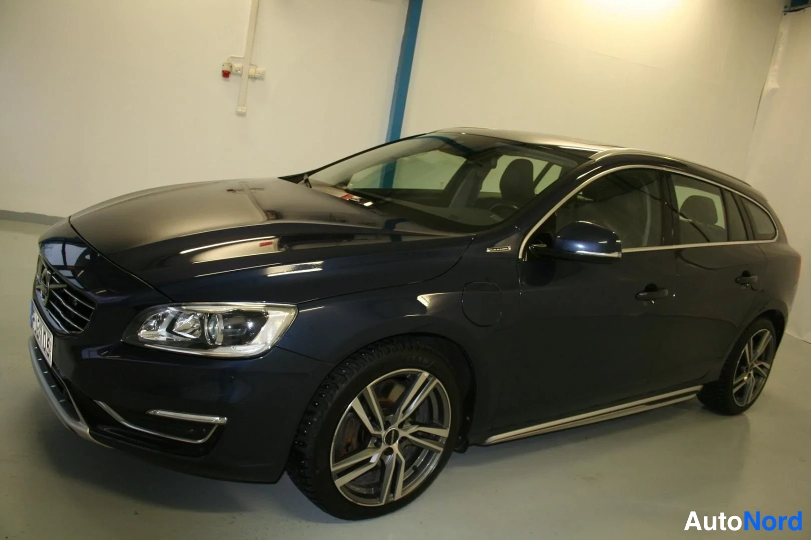 Blå Volvo V60 2013, snett framifrån, fronten åt vänster, bild 3