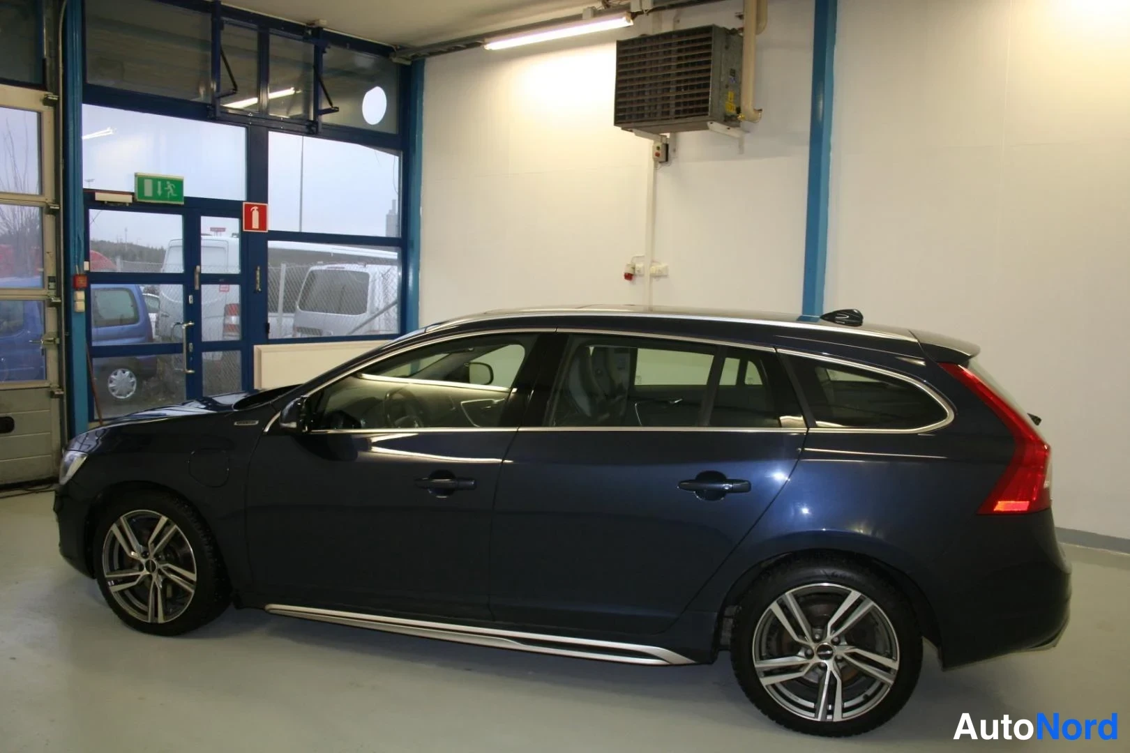 Blå Volvo V60 2013, från sidan, bild 6