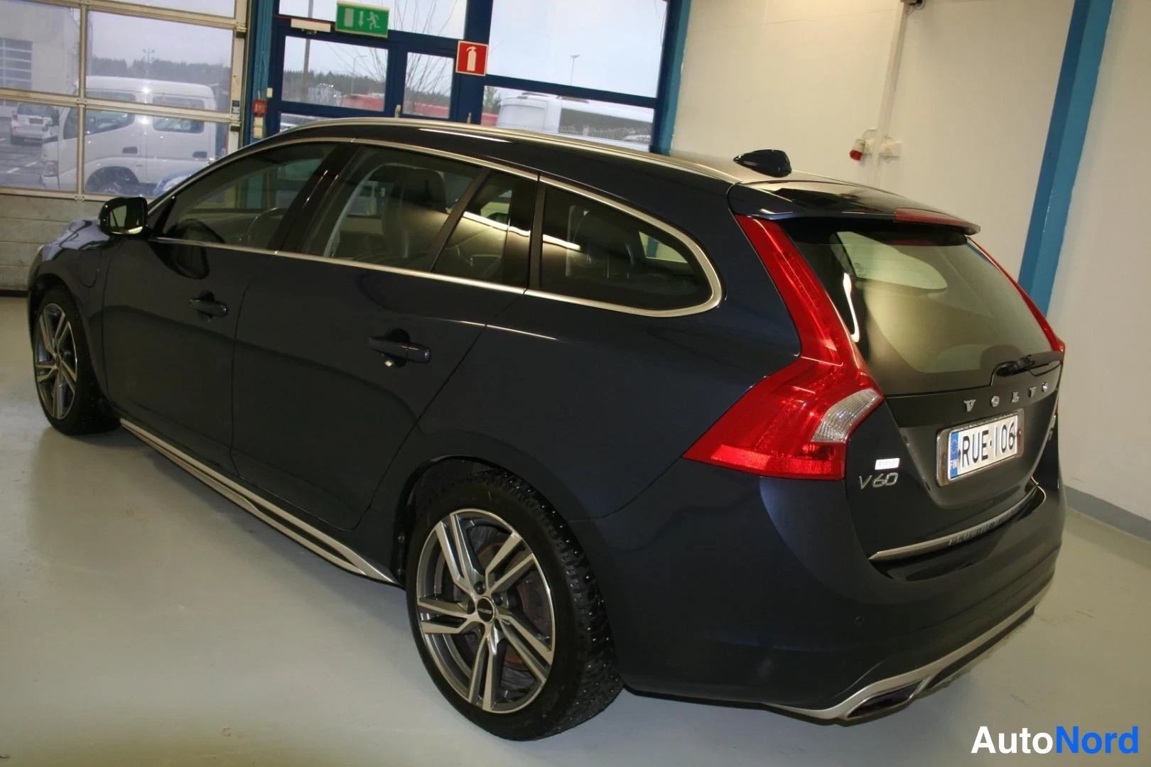 Blå Volvo V60 2013, snett bakifrån, bild 7
