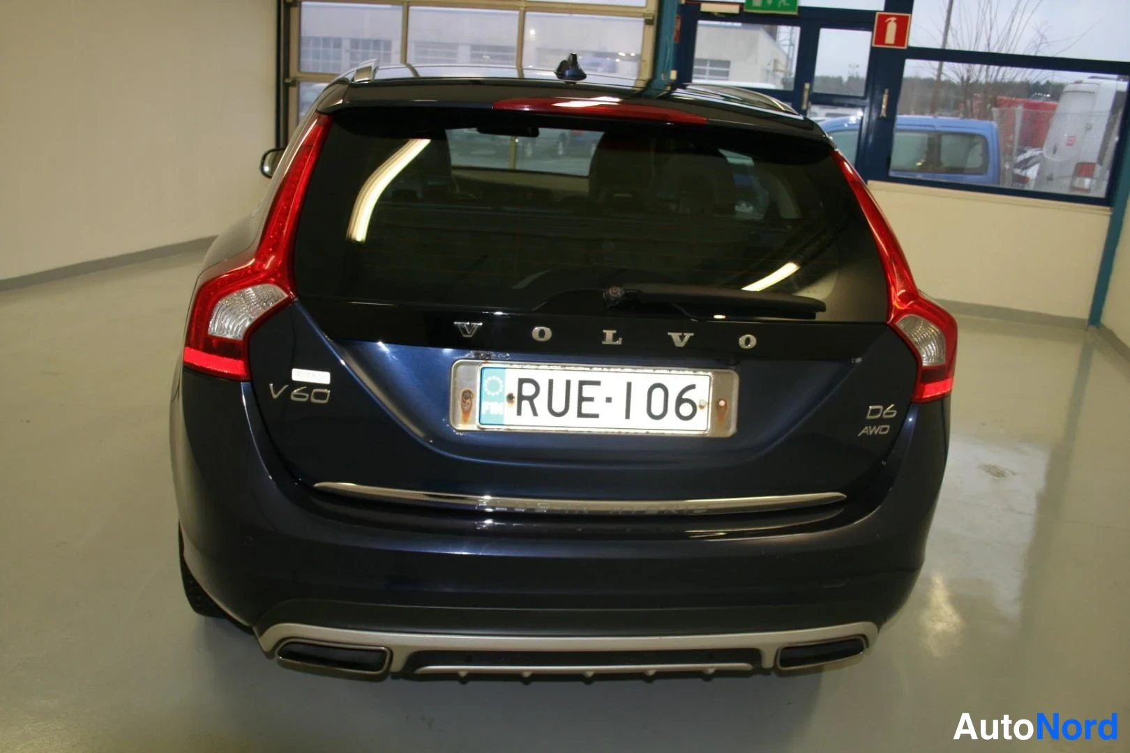 Blå Volvo V60 2013, bakifrån, bild 9