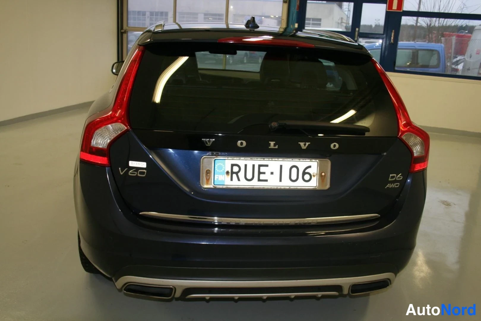 Blå Volvo V60 2013, bakifrån, bild 10