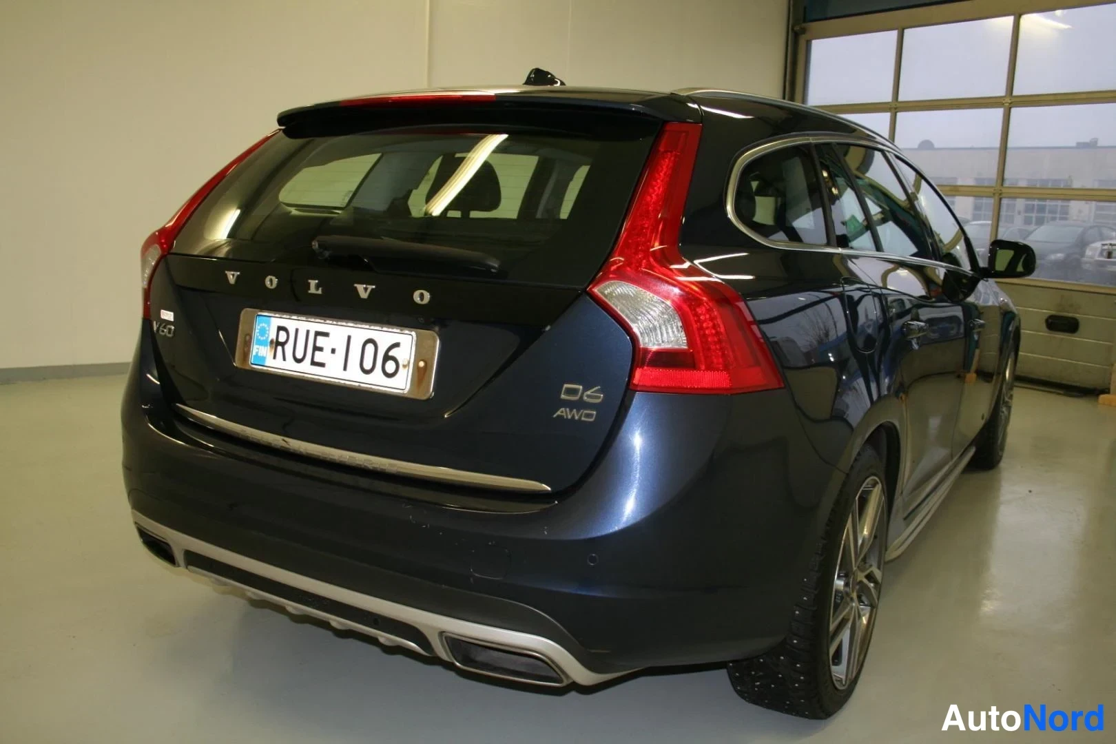 Blå Volvo V60 2013, snett bakifrån, bild 8