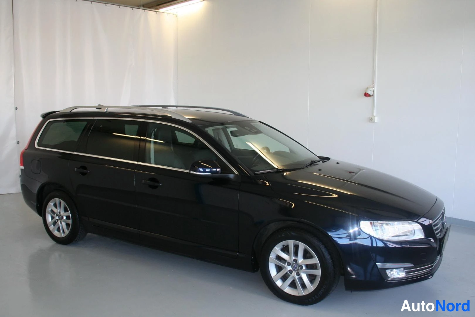 Blå Volvo V70 2016, snett framifrån, fronten åt höger, bild 2