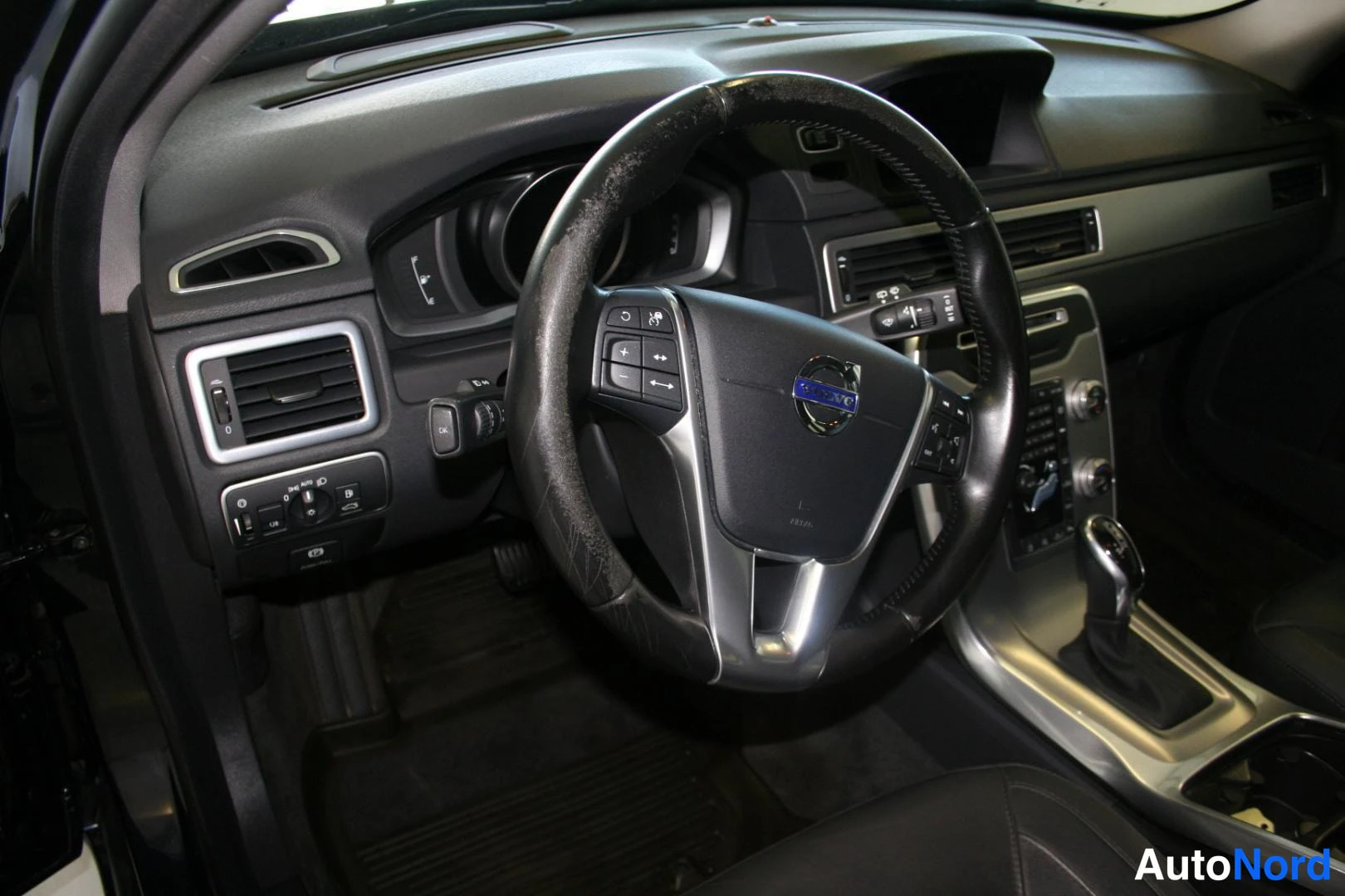 Blå Volvo V70 2016, förarplats, bild 12