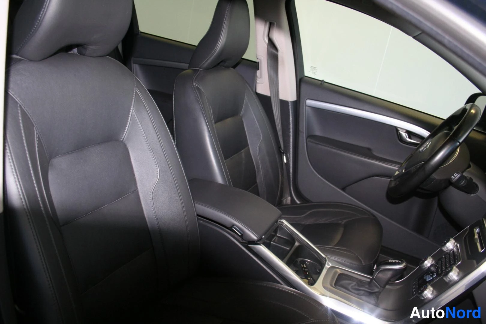 Blå Volvo V70 2016, framsäten, bild 16