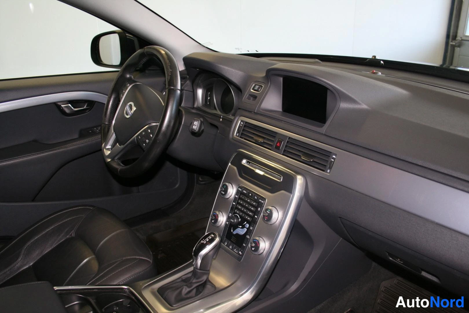 Blå Volvo V70 2016, förarplats, bild 13