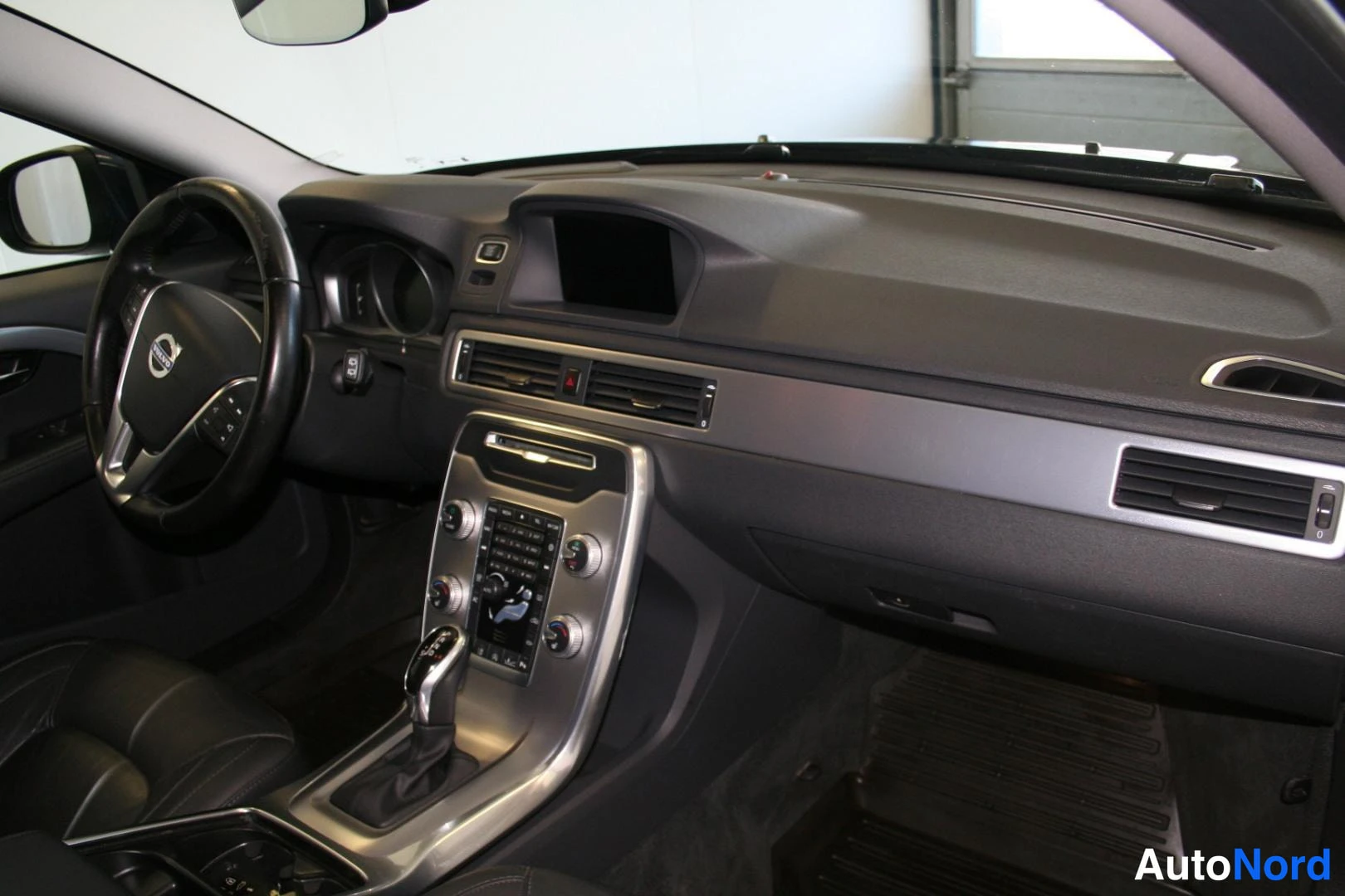 Blå Volvo V70 2016, förarplats, bild 14