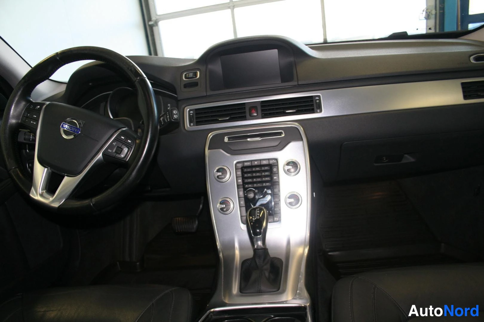 Blå Volvo V70 2016, förarplats, bild 15