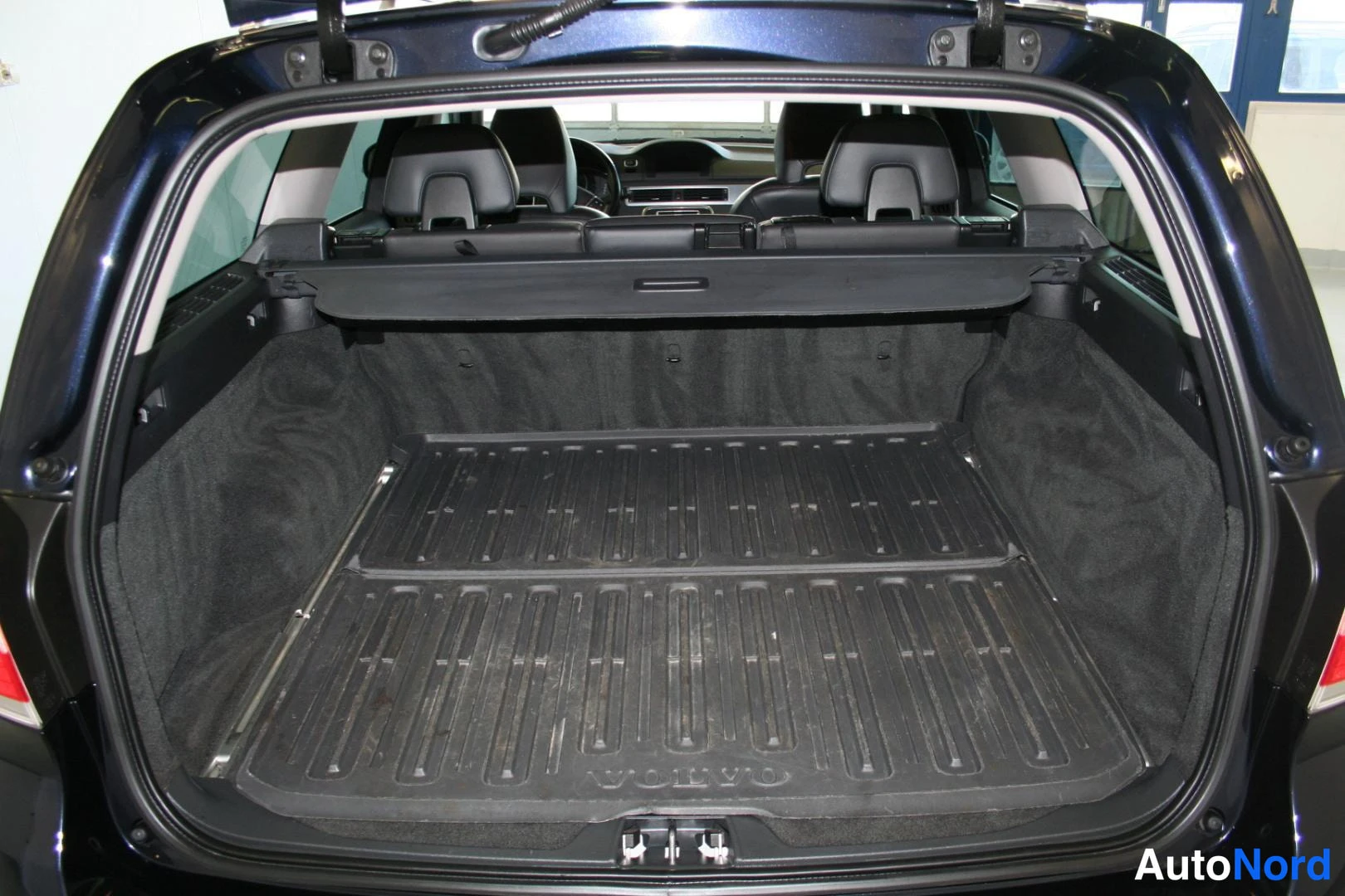 Blå Volvo V70 2016, bagageutrymme, bild 20