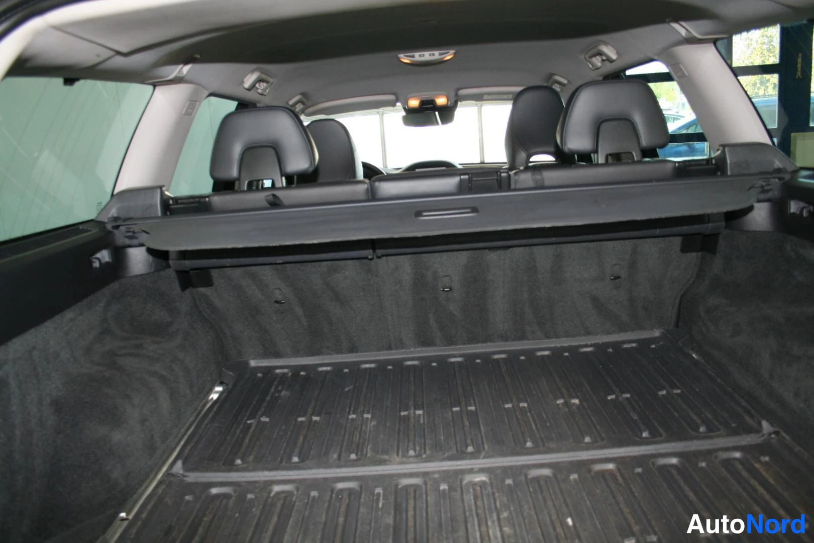 Blå Volvo V70 2016, bagageutrymme, bild 21