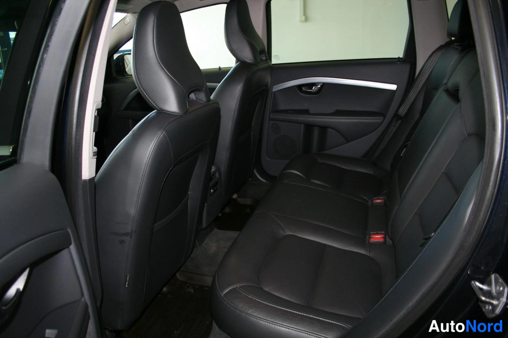 Blå Volvo V70 2016, baksäten, bild 18