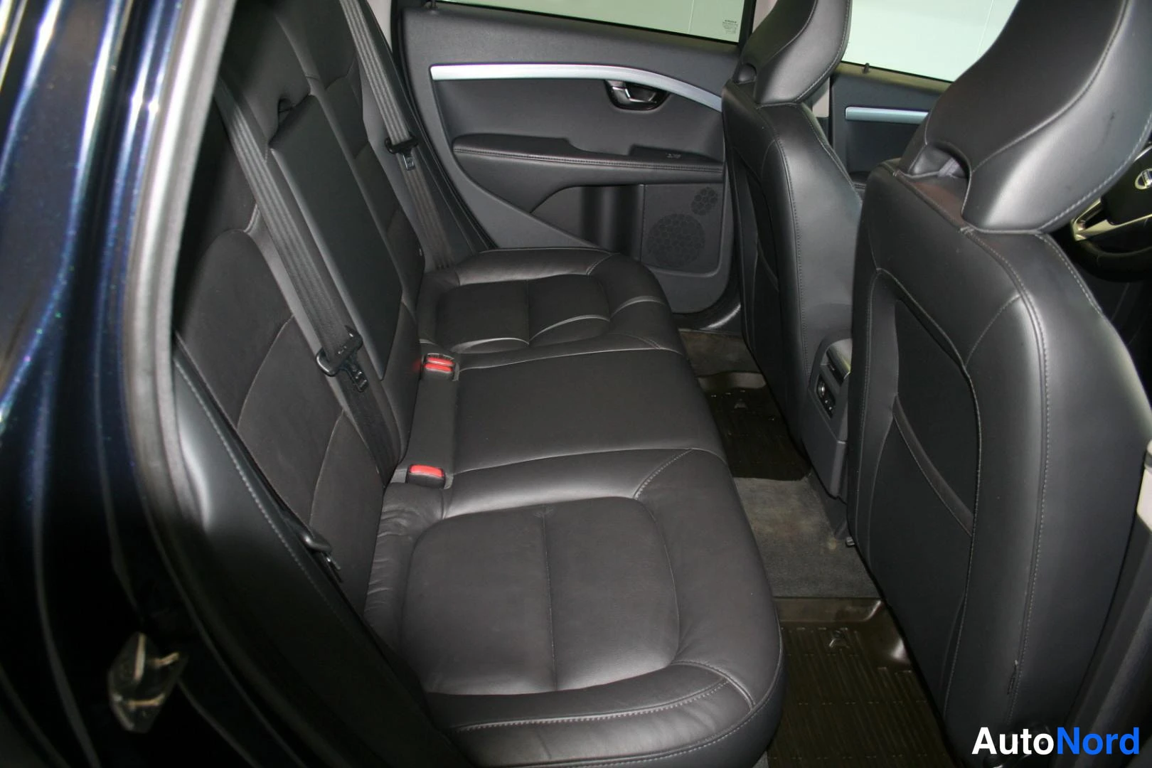 Blå Volvo V70 2016, baksäten, bild 19